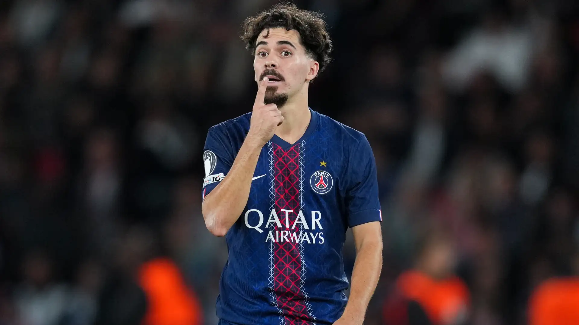 Vitinha menguasai bola saat memimpin permainan PSG di kompetisi Eropa.