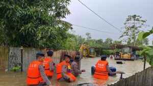 Satbrimob Polda Sultra Evakuasi Warga Terdampak Banjir di Kendari