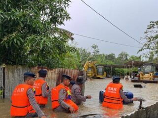 Personel Satbrimob Polda Sultra sigap membantu evakuasi warga terdampak banjir di Kendari 🌧️ Keselamatan masyarakat menjadi prioritas utama.