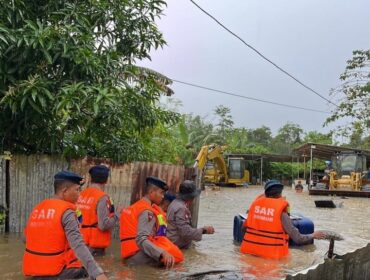 Personel Satbrimob Polda Sultra sigap membantu evakuasi warga terdampak banjir di Kendari 🌧️ Keselamatan masyarakat menjadi prioritas utama.