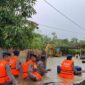 Personel Satbrimob Polda Sultra mengevakuasi warga saat banjir melanda sejumlah wilayah di Kota Kendari.