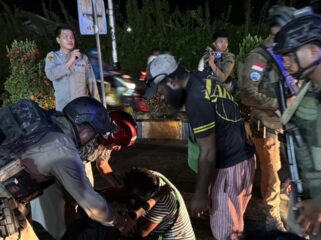 Patroli gabungan Polres Nabire dan Satgas Damai Cartenz terus diperkuat 🚓 Aparat juga sigap membantu korban kecelakaan di tengah kegiatan patroli.