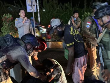Patroli gabungan Polres Nabire dan Satgas Damai Cartenz terus diperkuat 🚓 Aparat juga sigap membantu korban kecelakaan di tengah kegiatan patroli.