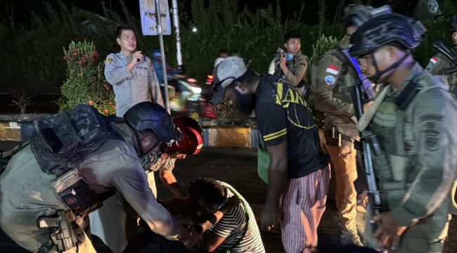 Patroli gabungan Polres Nabire dan Satgas Damai Cartenz terus diperkuat 🚓 Aparat juga sigap membantu korban kecelakaan di tengah kegiatan patroli.