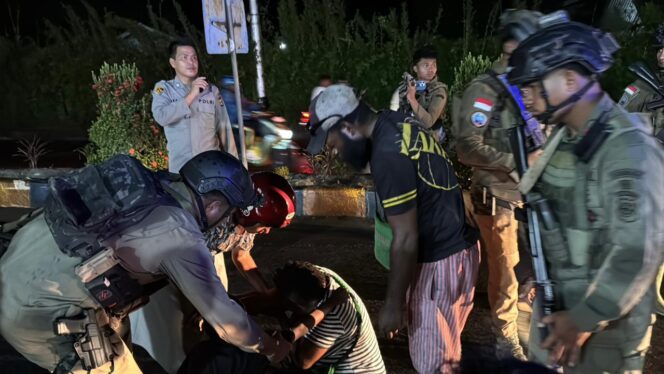
Patroli gabungan Polres Nabire dan Satgas Damai Cartenz terus diperkuat 🚓 Aparat juga sigap membantu korban kecelakaan di tengah kegiatan patroli.