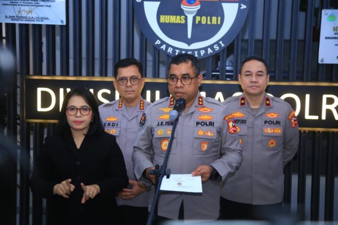 
Mutasi besar kembali terjadi di tubuh Polri 🚔 Sebanyak 108 Pati dan Pamen mengalami rotasi jabatan, termasuk 9 Kapolda dan PJU Mabes Polri.