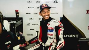 Veda Ega Pratama finis posisi kedelapan pada Moto3 GP Catalunya 2026 dan tetap bertahan di lima besar klasemen sementara.
