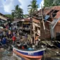 Petugas mengamankan lokasi ledakan mortir di Biak setelah menemukan bukti baru.