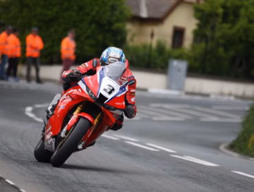 Dean Harrison sukses meraih kemenangan bergengsi di Isle of Man TT setelah mengalahkan para rival utamanya.