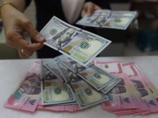 Pelemahan rupiah ke level Rp17.900 per dolar AS memicu kekhawatiran terhadap inflasi dan pertumbuhan ekonomi nasional.