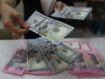 Pelemahan rupiah ke level Rp17.900 per dolar AS memicu kekhawatiran terhadap inflasi dan pertumbuhan ekonomi nasional.