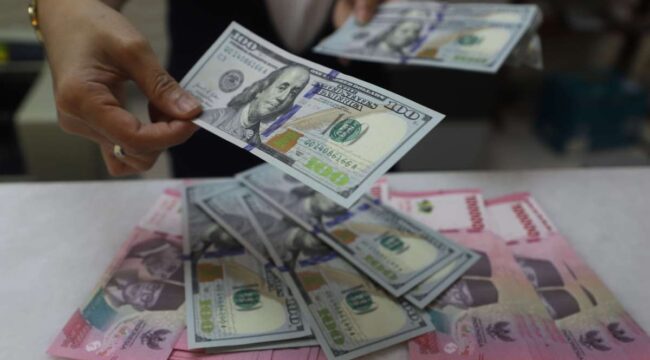 Pelemahan rupiah ke level Rp17.900 per dolar AS memicu kekhawatiran terhadap inflasi dan pertumbuhan ekonomi nasional.