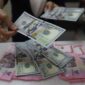 rupiah melemah terhadap dolar AS hingga menembus Rp17.900 per dolar.
