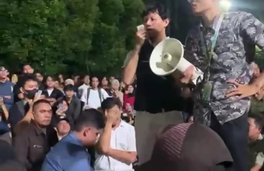 Mahasiswa mengikuti kegiatan disiplin di lingkungan kampus PNJ setelah kasus viral.