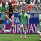 Bouakem Khoukhi merayakan gol penyeimbang Qatar ke gawang Swiss.