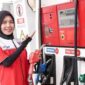 pengisian BBM di SPBU di tengah kenaikan harga energi global.