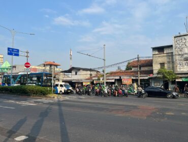 Pengendara diimbau berhenti di belakang garis henti agar zebra cross tetap aman digunakan pejalan kaki.