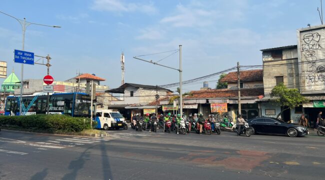 Pengendara diimbau berhenti di belakang garis henti agar zebra cross tetap aman digunakan pejalan kaki.