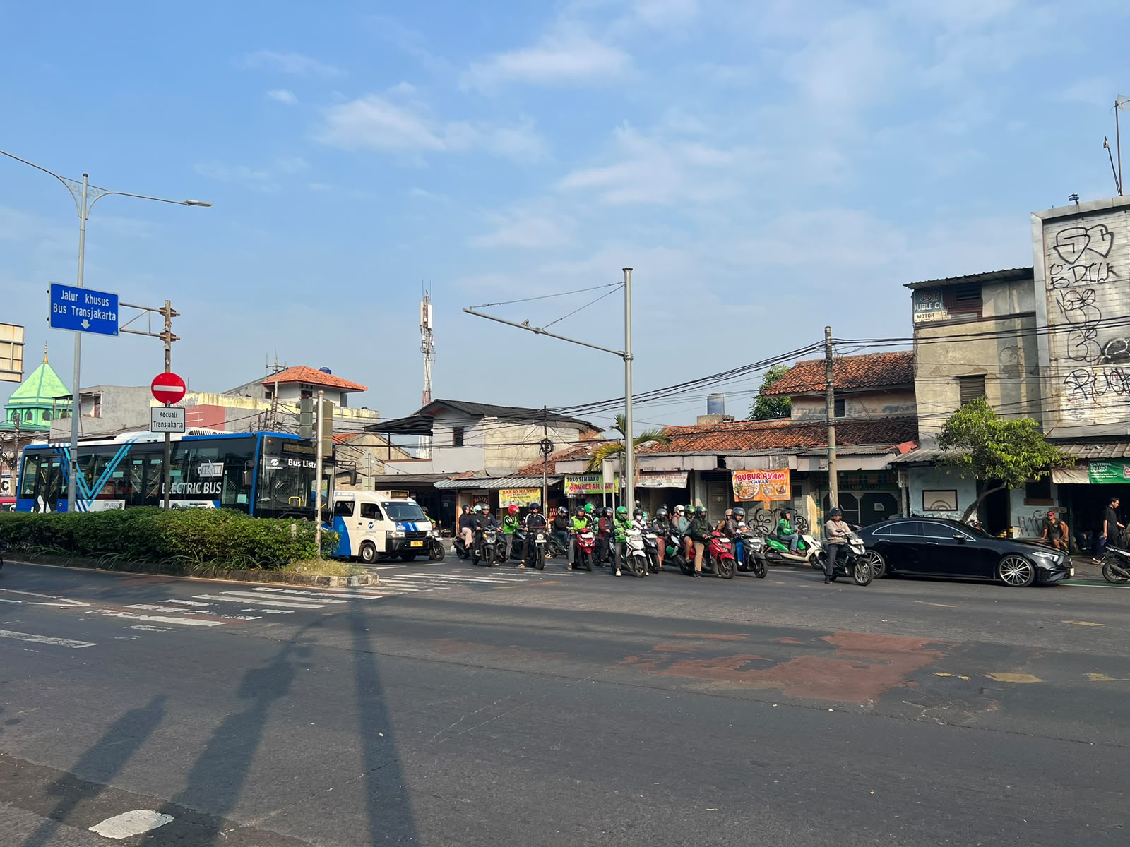 Kendaraan berhenti di atas zebra cross dan menghalangi pejalan kaki.