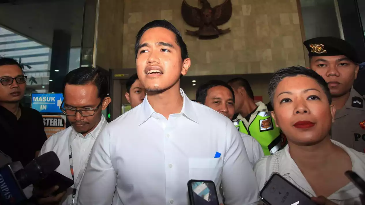 Kaesang Pangarep menyampaikan pernyataan kepada media.