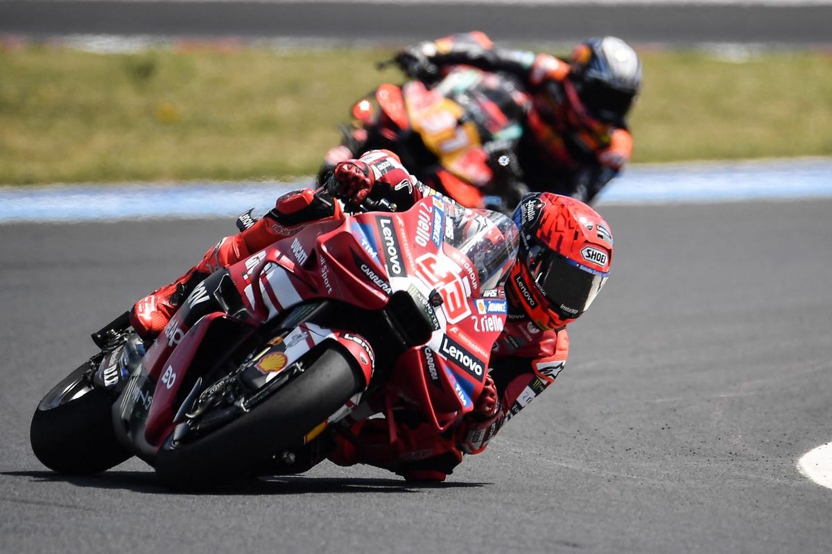 Marc Marquez merayakan kemenangan di MotoGP Jerman 2026 di Sirkuit Sachsenring.