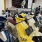 Deretan motor listrik dan motor bensin di area parkir.