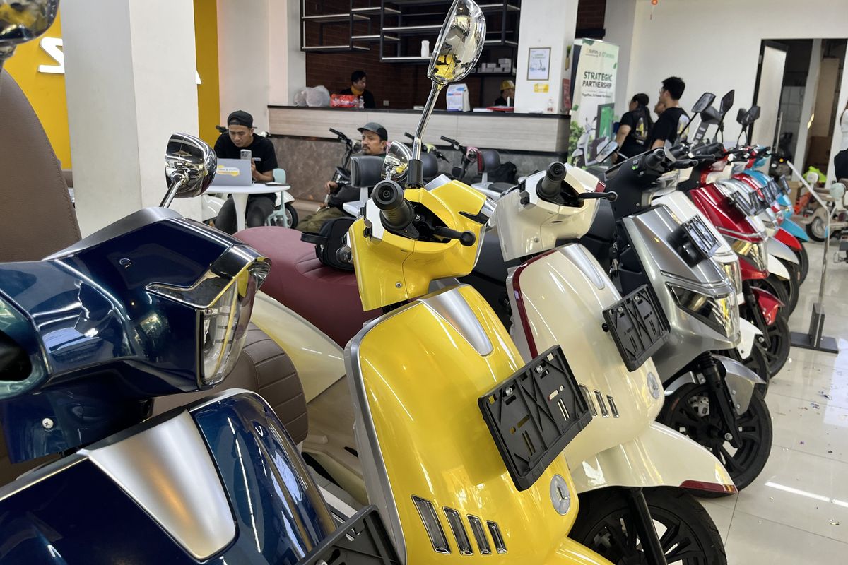Deretan motor listrik dan motor bensin di area parkir.