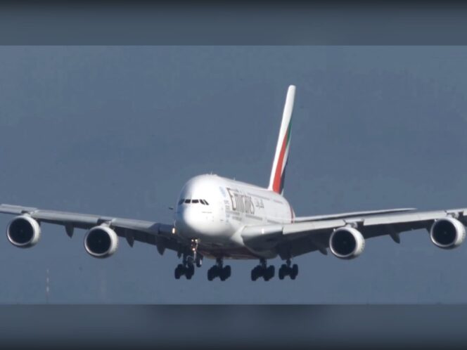 
					Airbus A380 Emirates mengalami penundaan panjang saat berada di Tiongkok.