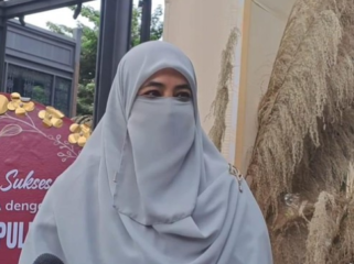 Umi Pipik tampak terharu saat menyaksikan prosesi pernikahan Nathalie Holscher.