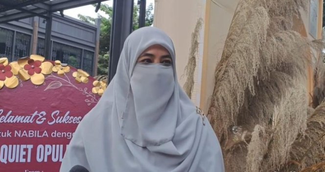 
					Umi Pipik tampak terharu saat menyaksikan prosesi pernikahan Nathalie Holscher.