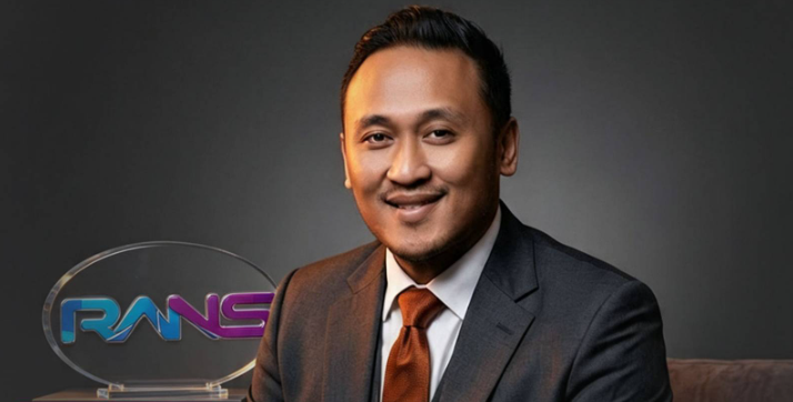Logo RANS Nusantara FC dengan latar stadion.