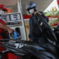 Petugas mengisi bahan bakar kendaraan di SPBU.