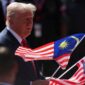 Bendera Amerika Serikat dan Malaysia berdampingan.