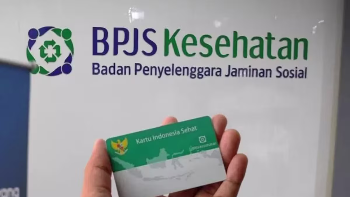 Masyarakat mengurus administrasi di kantor BPJS Kesehatan.