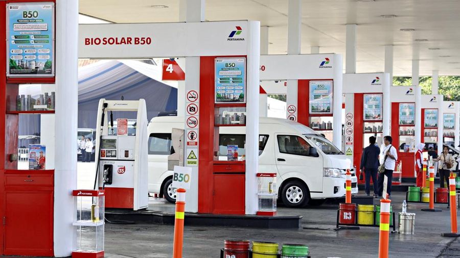 Pengendara mengisi bahan bakar di SPBU Pertamina.