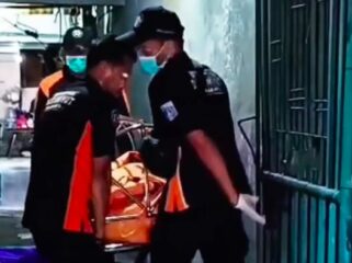 Polisi melakukan olah tempat kejadian perkara setelah laporan adanya darah menetes dari plafon rumah kos.