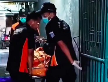 Polisi melakukan olah tempat kejadian perkara setelah laporan adanya darah menetes dari plafon rumah kos.