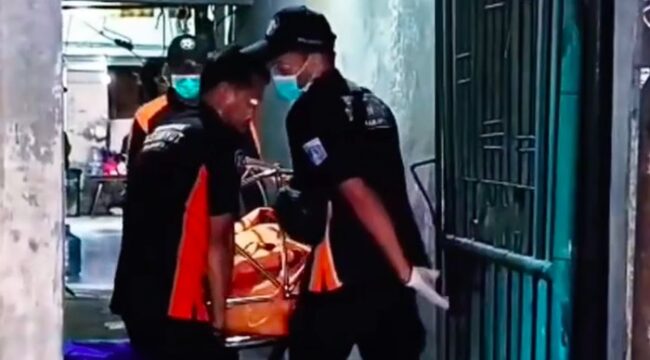 Polisi melakukan olah tempat kejadian perkara setelah laporan adanya darah menetes dari plafon rumah kos.