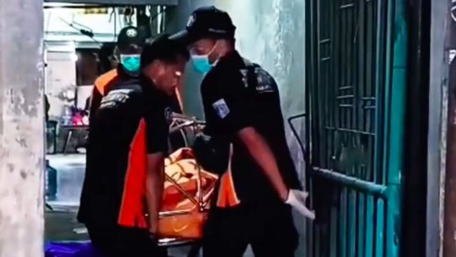 
					Polisi melakukan olah tempat kejadian perkara setelah laporan adanya darah menetes dari plafon rumah kos.