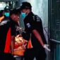 Petugas kepolisian memasang garis polisi di lokasi rumah kos.