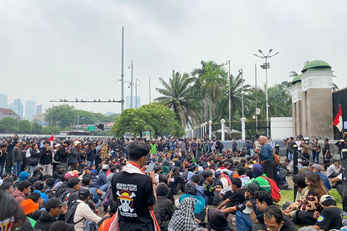 Warga Pati mendirikan tenda di depan DPRD menjelang aksi demonstrasi 27 Agustus, sementara polisi bersiaga mengantisipasi gangguan keamanan.
