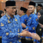 Kepala BKN menjelaskan data pegawai yang keluar dari ASN dalam konferensi pers.