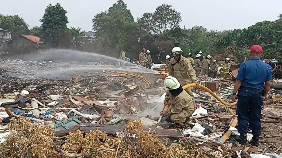 Damkar Padamkan Kebakaran Tumpukan Sampah di Kramat Jati