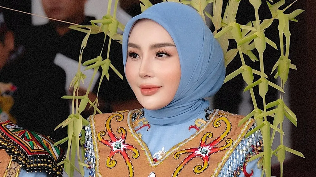 Aisyah Thisia, istri Gubernur Kalimantan Tengah, menjadi sorotan publik dan menarik perhatian karena sosok serta kiprahnya.