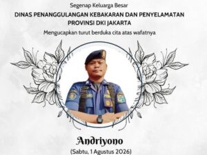Petugas Damkar saat menjalankan tugas pemadaman kebakaran.
