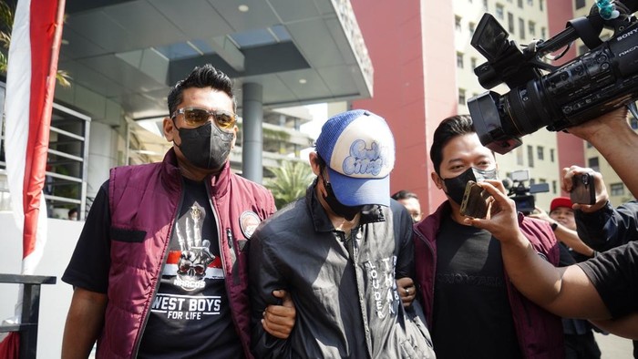 Revaldo dikabarkan diamankan di kawasan Bintaro dan disebut masih berada dalam pengaruh narkoba.