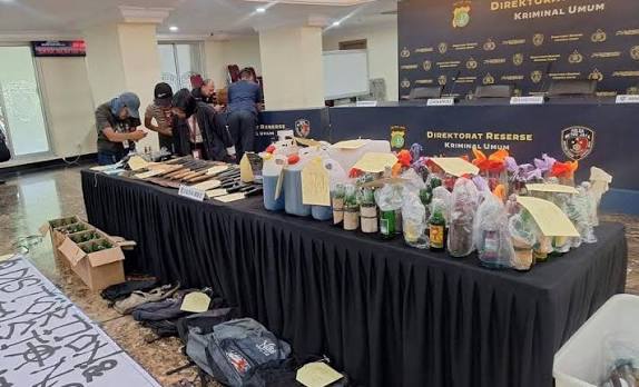 Polda Metro Jaya menyita ratusan bahan molotov dan puluhan senjata tajam menjelang aksi massa di Gedung DPR.