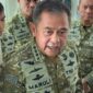 Prajurit TNI AD mengikuti upacara militer.