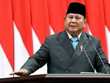 Prabowo mengingatkan kepala daerah agar segera menyelesaikan persoalan masyarakat sebelum pemerintah pusat turun tangan.