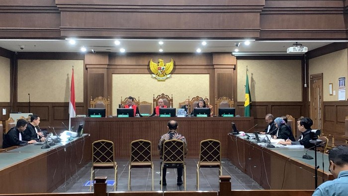 Sisprian Subiaksono mengaku menerima uang dari bos Blueray meski menyatakan memiliki rasa dendam terhadap perusahaan tersebut.